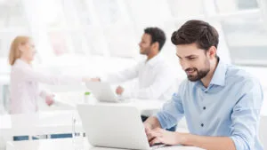 Un expert-comptable travaillant sur son ordinateur